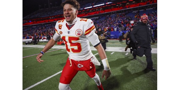 Patrick Mahomes logra la primera victoria como visitante en los playoffs de su carrera